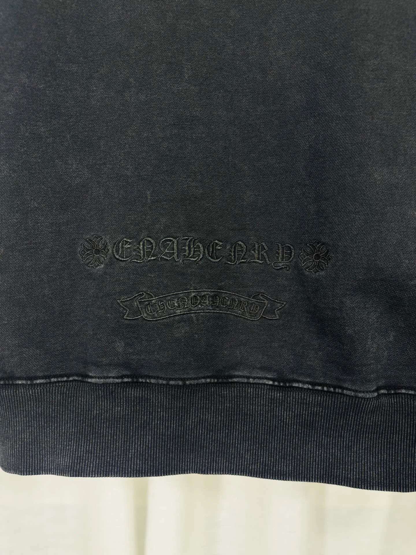 P310 top version, real shot without P, ​​different from market currency) 𝗖𝗵𝗿𝗼𝗺𝗲 𝗛𝗲𝗮𝗿𝘁𝘀/Cro Heart 2025 washed and burned flower patch embroidered autumn and winter new original single counter American style 3D three-dimensional couple casual hooded sweatshirt 👑The highest version! Customized fabric 480g tripe terry fabric! American acid-washed and distressed original fabric, laser burning + patch embroidery, exquisite embroidery of letters! The best-selling model in the counter, very comfortable to wear. Accessories: original molded and authenticated collar label➕100% silk wash label. Genuine purchase-grade original hangtag➕matching hanging rope➕3D hanging beads➕original packaging bag. Craftsmanship: The original version has consistent wiring! The highest version of the armhole matching technique! Color: Black Red Size: S M L XL Style No.: 9331